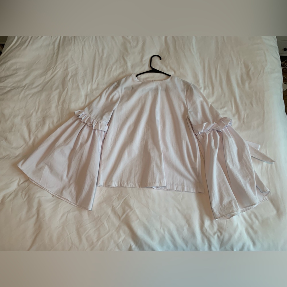 White puffy and big sleeve work top